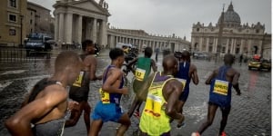 Maratoneti davanti a San Pietro