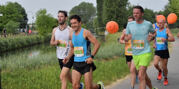 Un bel passaggio sul naviglio della Martesana, con i pacer a &quot;tirare&quot; gli atleti