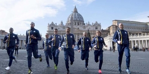 L&#039;abbraccio di piazza San Pietro e di Atletica Vaticana