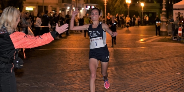 Arrivo vittorioso di Elena Romagnolo nel 2018, accolta dalla presidente del Running Saronno, Nadia De Nicolo&#039;