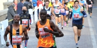A sinistra, il vincitore della gara maschile, il keniano Simon Kamau Njeri 