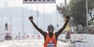 Kiplimo vince con il record