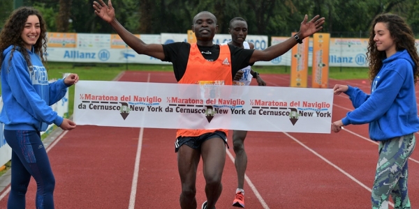 Il vincente arrivo in volata di Noel Hitimana su Paul Mwangi