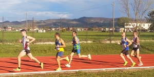 Gli atleti della manche più veloce , sullo sfondo le montagne a fare da spettatrici