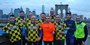 Un gruppo di italiani sul ponte di Brooklyn