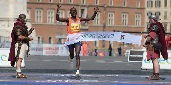 Il vincitore Cosmas Jairus Kipchoge Birech