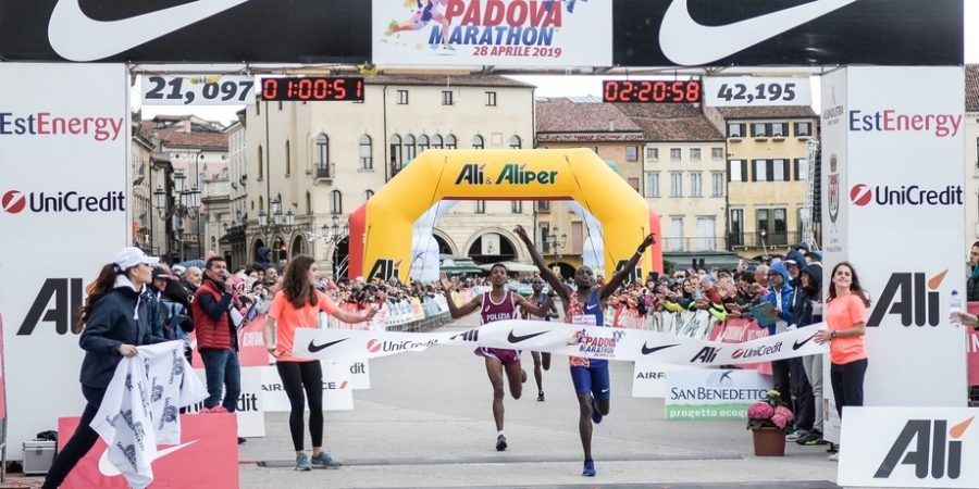 L&#039;arrivo del vincitore della mezza Sitonik