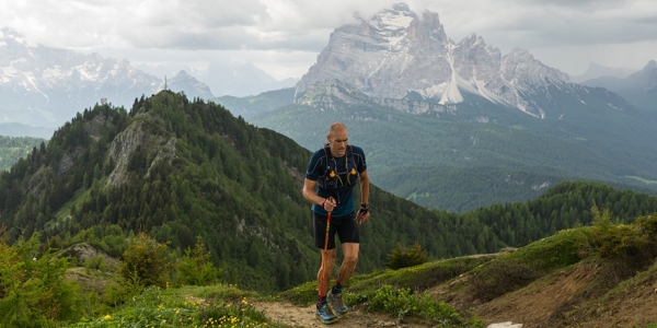 Un passaggio sul Monte Rite di Jimmy Pellegrini. Sullo sfondo il Monte Pelmo