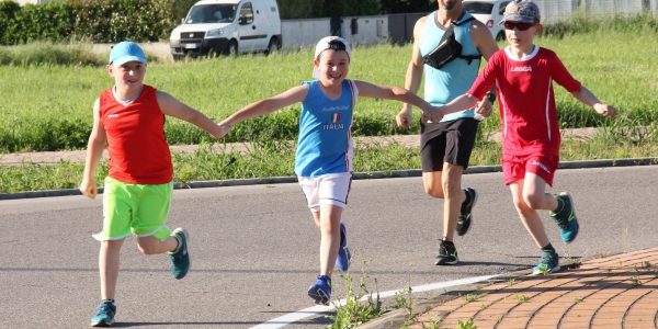 Alcuni bambini verso il traguardo