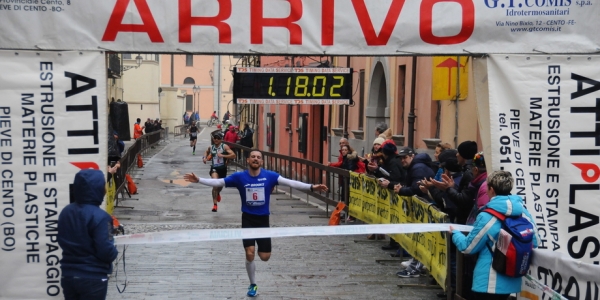 Il vincitore taglia il traguardo