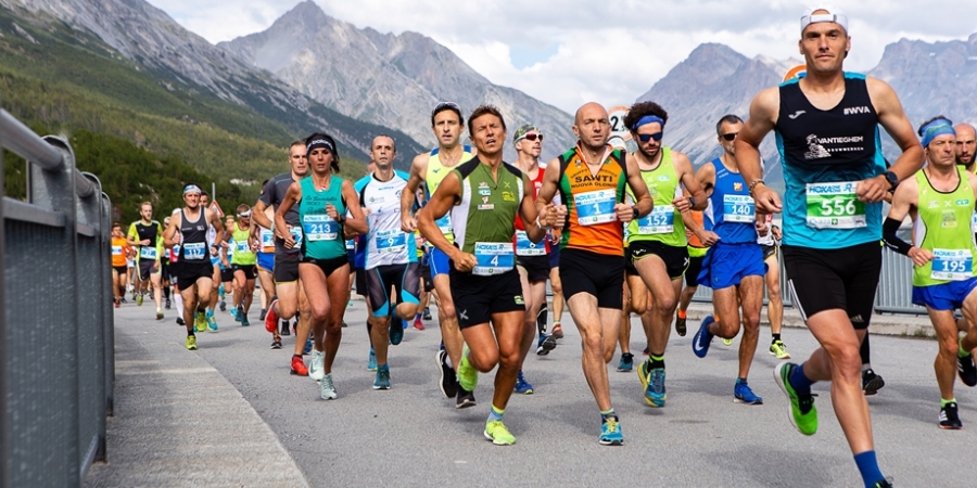 Un passaggio sulla diga dell'edizione 2019, al centro la forte atleta bergamasca e vincitrice, Eliana Patelli