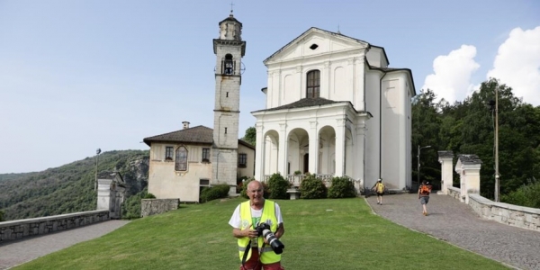 Fotografo in azione al passaggio alla Madonna del Sasso