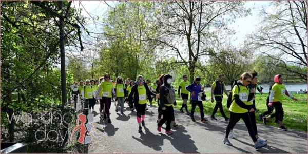 Milano, Walking Day con vento e sole: tutta salute!