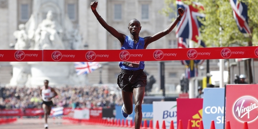 l&#039;arrivo vittorioso di Daniel Wanjiru alla maratona di Londra nel 2017. Sullo sfondo Kenenisa Bekele, secondo classificato