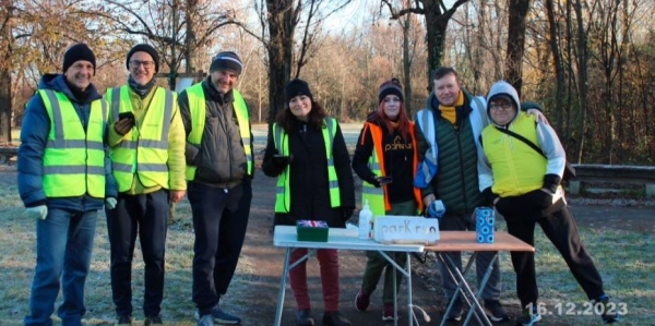 Max, in azzurro, e i volontari Parkrunn