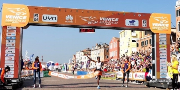 Il vittorioso arrivo di Lecho Tesfaye Anbesa 
