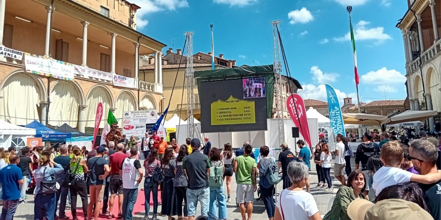 Folla alle premiazioni