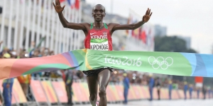 Kipchoge vince a Rio