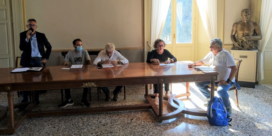 da sinistra: Gianpietro Boscani, Matteo Vecchia, Giorgio Rodelli,Gabriella Dorio, Fulvio Frazzei e... il busto di Adolfo Consolini