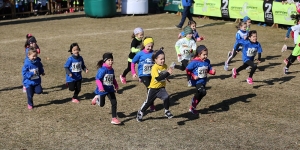 Le divertite bambine della categoria esordienti al via del Cross per Tutti a Cinisello B (MI)