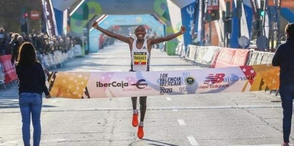 Rhonex Kipruto taglia il traguardo