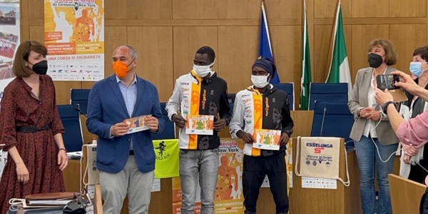 Nella foto da sinistra: Francesca Cortelazzo (presidente Atletica Cernusco), Ermanno Zacchetti (sindaco Cernusco sul Naviglio), Vincent Kimutai Towett e Julius Kariba Njieri (atleti keniani partecipanti alla gara), Grazia Maria Vanni (Assessore allo Sport)