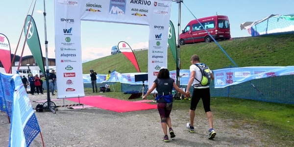 L&#039;arrivo mano nella mano di Monica e Luciano