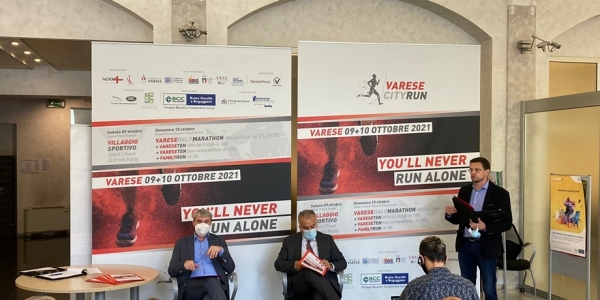 Un momento della conferenza, il patron Stefano Colombo  (in piedi) presenta la manifestazione