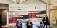 Un momento della conferenza, il patron Stefano Colombo  (in piedi) presenta la manifestazione