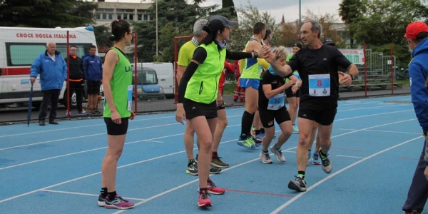 Mentre le staffette cambiano, gli stakanovisti continuano