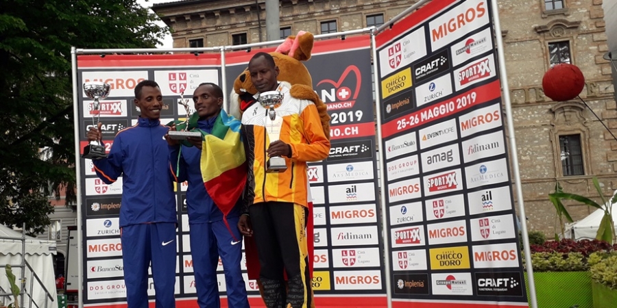 Podio maschile mezza maratona: da sinistra Ketema, Dagnachew e Maritim 