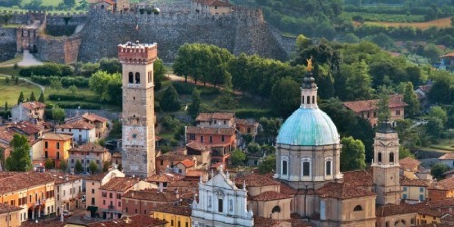 La Torre dell&#039;orologio, la Basilica e sullo sfondo la Rocca di Lonato (BS)