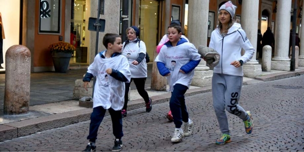 Bimbi presso il Portico del Collegio