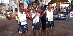 Il podio della gara, da sinistra Muktar Edris (2°), Telahun Haile (1°), Worku Tadese (3°)