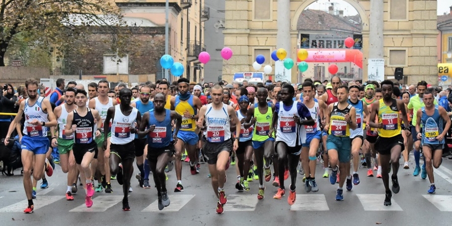 partenza edizione 2018. Sulla destra, pettorale numero 11, si scorge l'etiope Dereje Tola Megerse, vincitore della mezza maratona