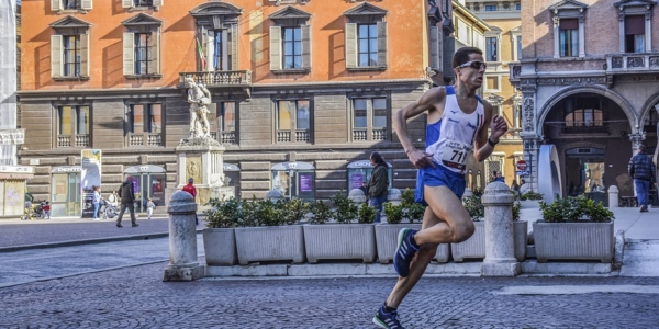 Salvatore Sam Franzese al passaggio  in piazza del Municipio, in una precedente edizione