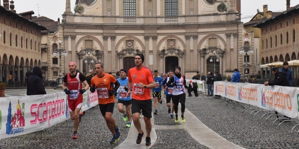 Un passaggio nella bella piazza Ducale di una precedente edizione