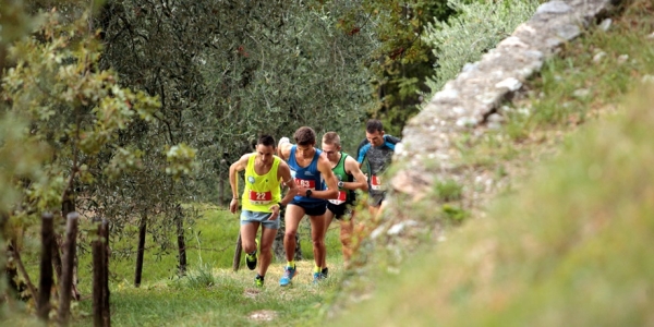 gruppo di testa in un tratto impegnativo del percorso