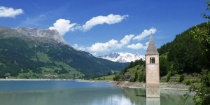 uno scorcio panoramico del lago di Resia