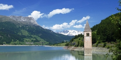 uno scorcio panoramico del lago di Resia