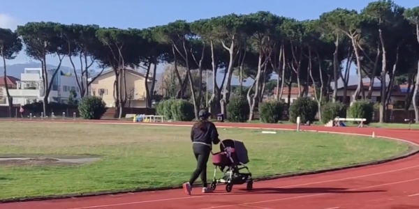 C’è chi corre con la carrozzina in prima corsia