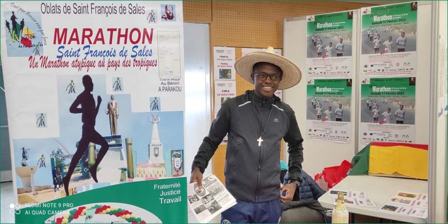 Il Padre-atleta al suo stand del Beaujolais