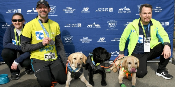 Non vedente completa mezza maratona accompagnato solo dai suoi cani guida