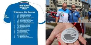 Nella foto: la maglietta delle 20 maratone della speranza; la medaglia special edition; Guido Amerini, storico organizzatore della Pistoia-Abetone; Paolo Gino, presidente del Club Supermarathon