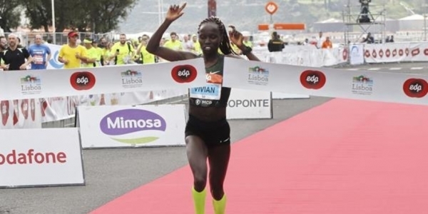 Vivian Cheruyiot taglia il traguardo