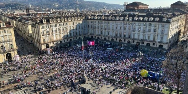 Piazza Castello gremita