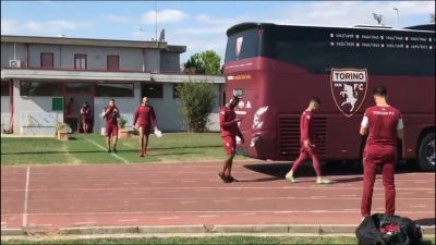 La vera funzione delle piste di atletica: parcheggio bus calciatori