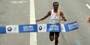 Berlin Maraton: vince Bekele, sbalordisce El Fathaoui