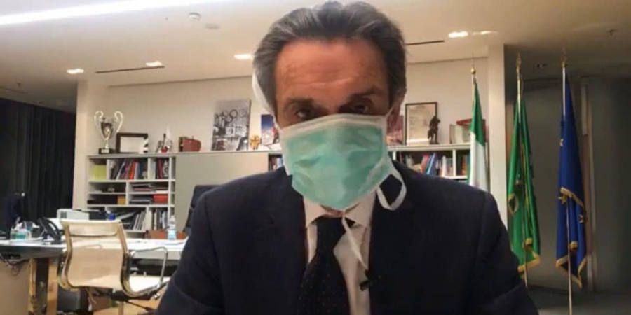 Il Governatore della Lombardia Attilio Fontana, firmatario dell'ordinanza, mentre indossa la mascherina in maniera non ortodossa