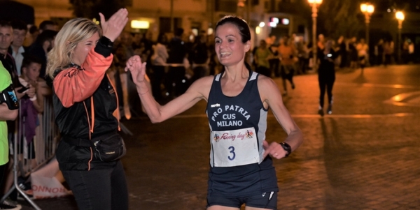 Un vittorioso arrivo di Elena Romagnolo, che batte il cinque alla presidentessa del Running Saronno, Nadia De Niccolò